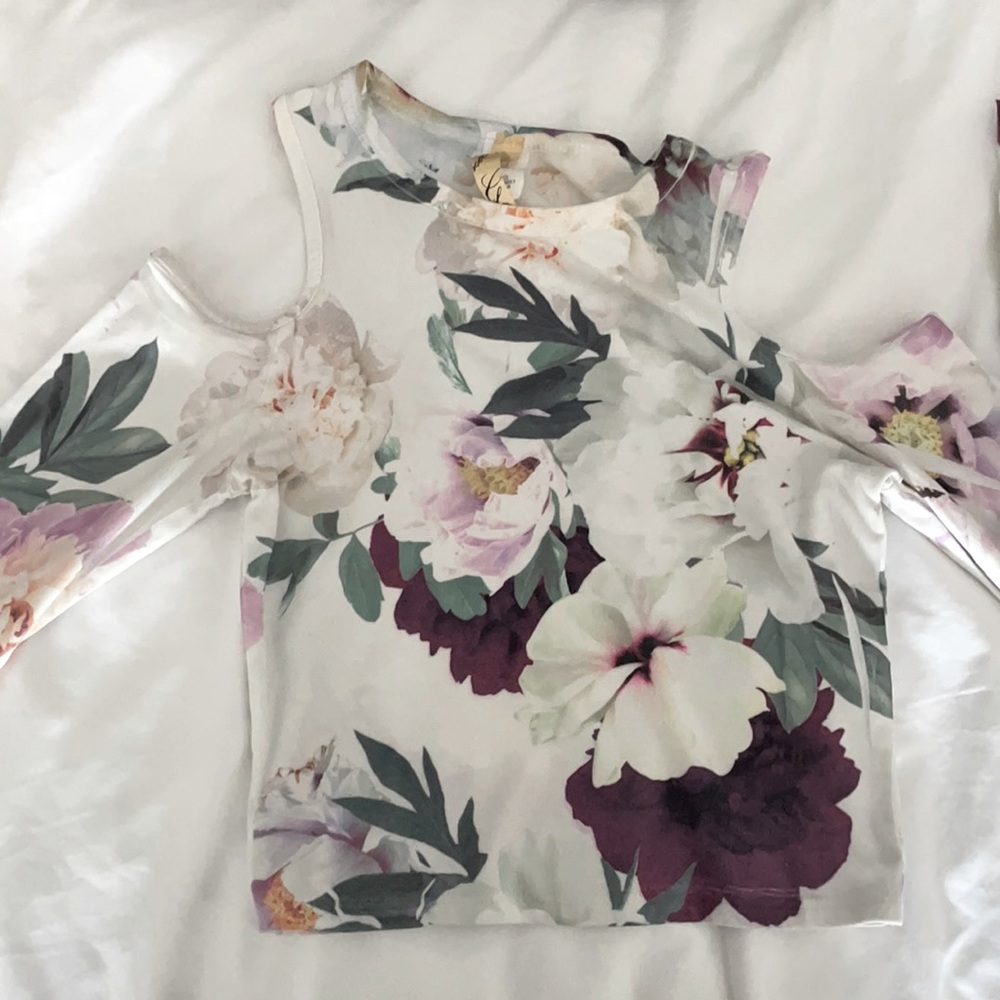 White lotus boutique - cut out shoulder top